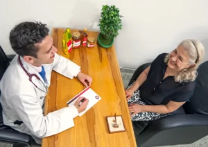 Dr. Andrés Jagua atendiendo paciente con Apiterapia en Bogotá