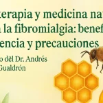 Apiterapia y medicina natural para la fibromialgia representadas con abeja, miel y elementos naturales en un contexto de salud integrativa.