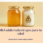 Frascos de miel pura y miel adulterada comparados, con iconos de advertencia, para ilustrar los riesgos para la salud de consumir miel adulterada