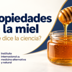 Propiedades de la miel: frasco de miel dorada con un palito mielero y logo de IIMAN.