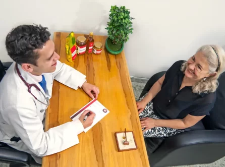 Dr. Andrés Jagua atendiendo paciente con Apiterapia en Bogotá